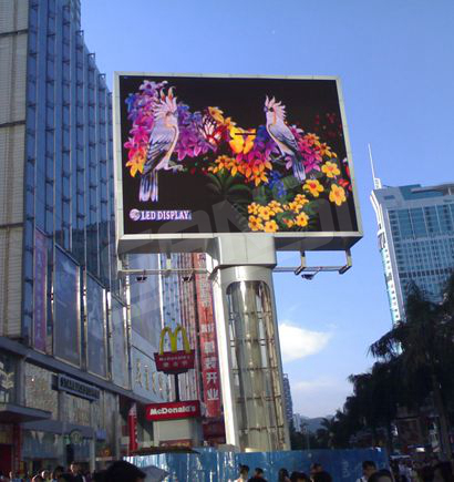 深圳賽博數碼廣場西北面圓弧室外全彩屏