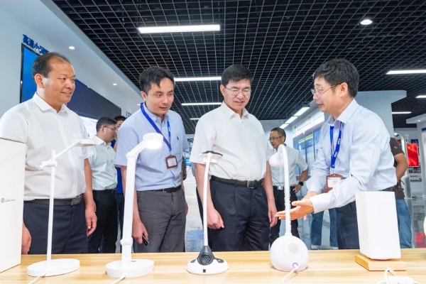 陳龍書記等一行觀摩三思智能家居照明產品