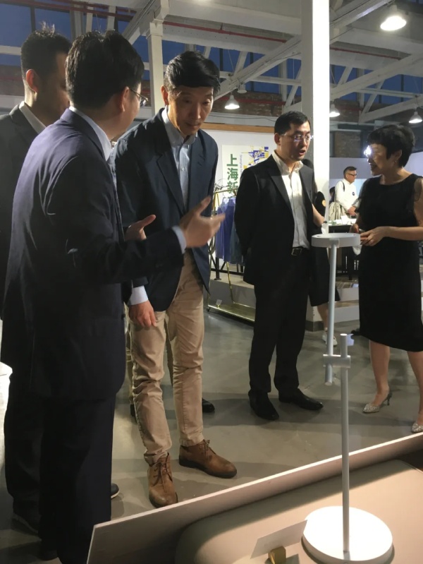 上海市市場監(jiān)督管理局局長陳學軍(中)等領(lǐng)導