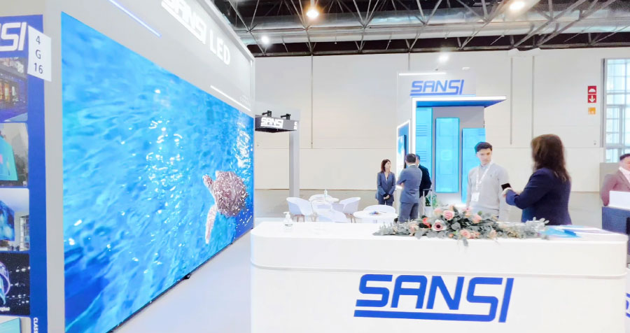 新零售門店,采用,透明LED屏,打造,虛實融合,櫥窗