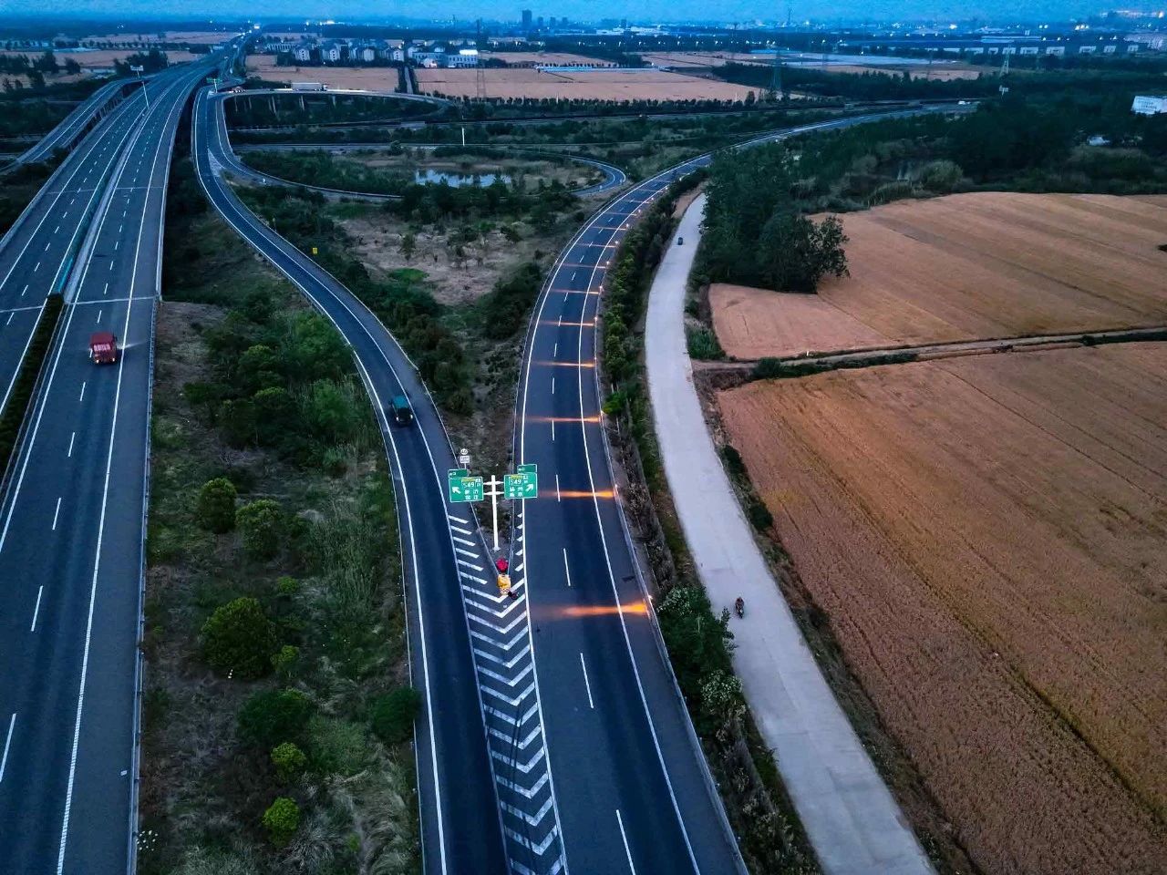 三思,智能警示系統(tǒng),賦能,寧宿徐高速,LED爆閃警示裝置,低位警示燈
