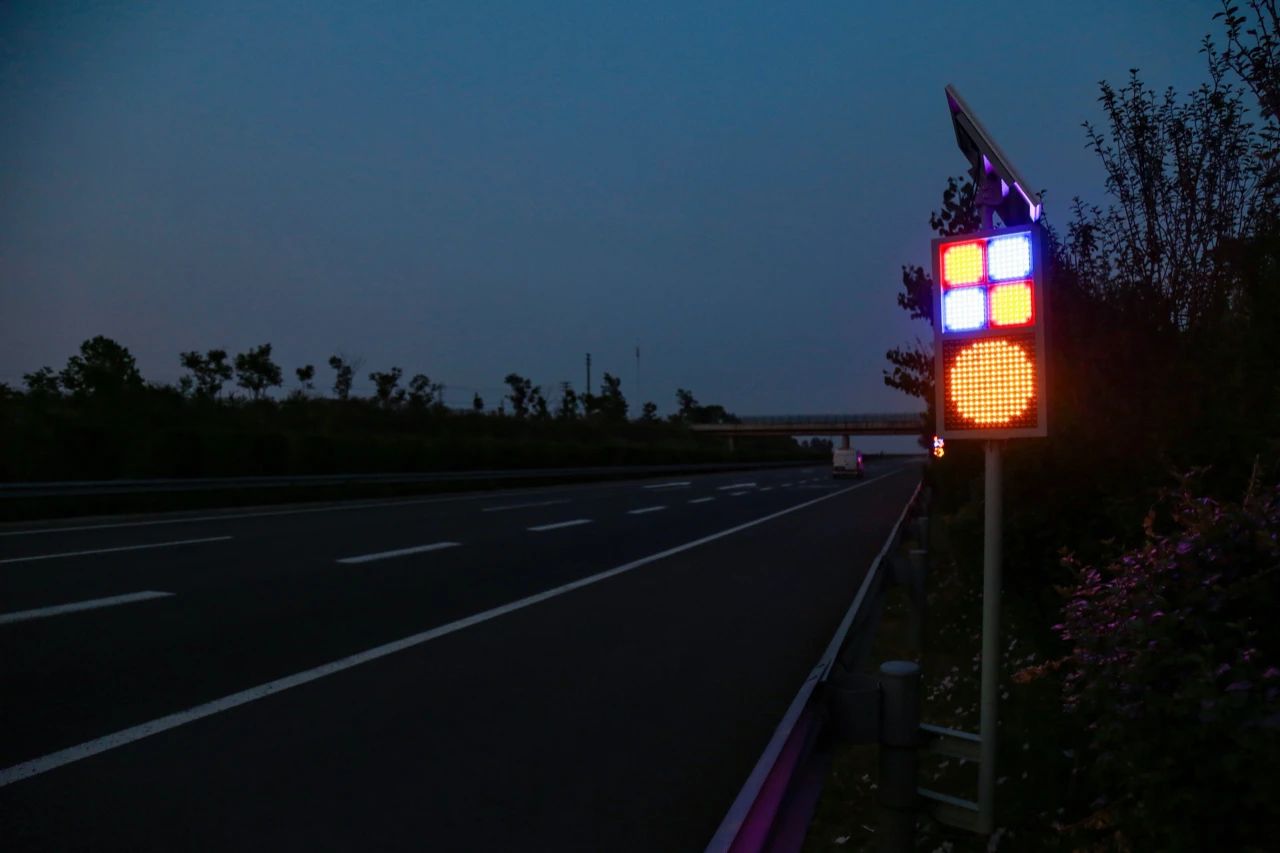 三思,智能警示系統(tǒng),賦能,寧宿徐高速,LED爆閃警示裝置,低位警示燈